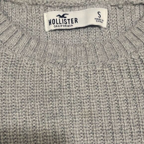 HOLLISTER OVERSIZED SWEATER SIZE SMALL - Picture 4 of 7